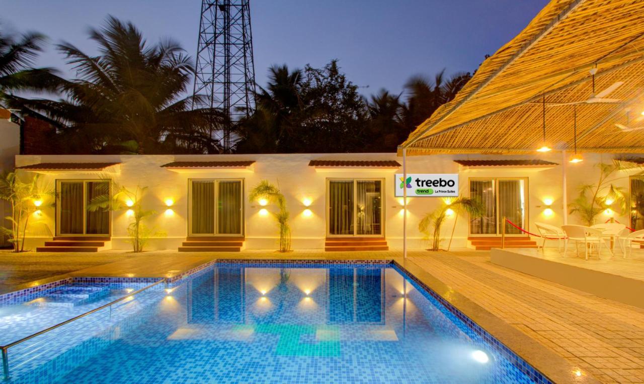 Treebo Code Red Hotel Morjim Kültér fotó