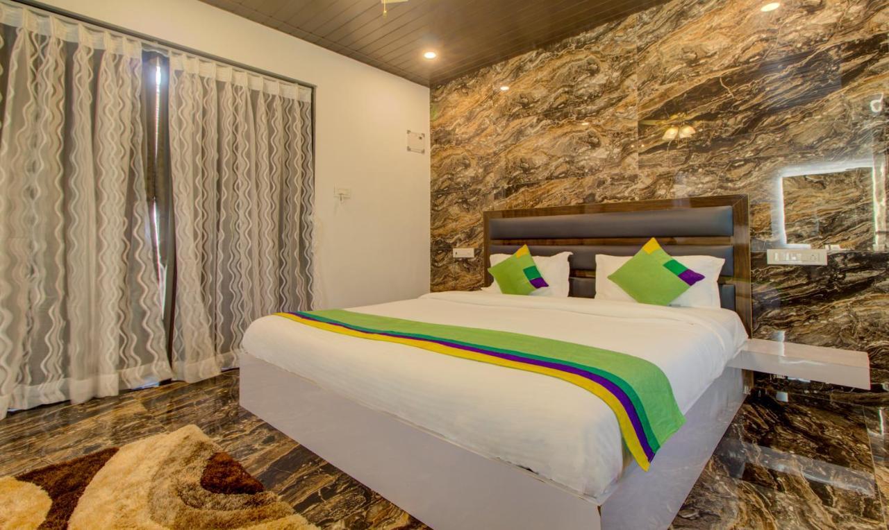 Treebo Code Red Hotel Morjim Kültér fotó