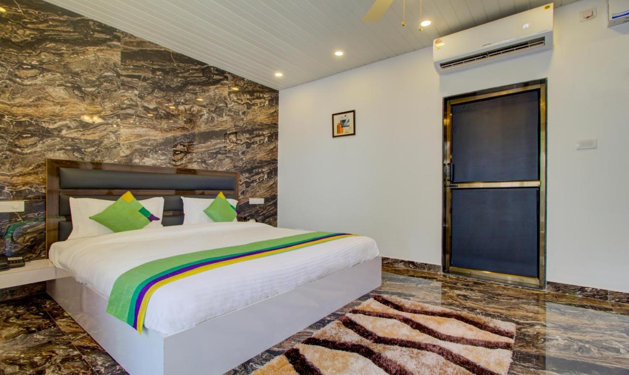 Treebo Code Red Hotel Morjim Kültér fotó