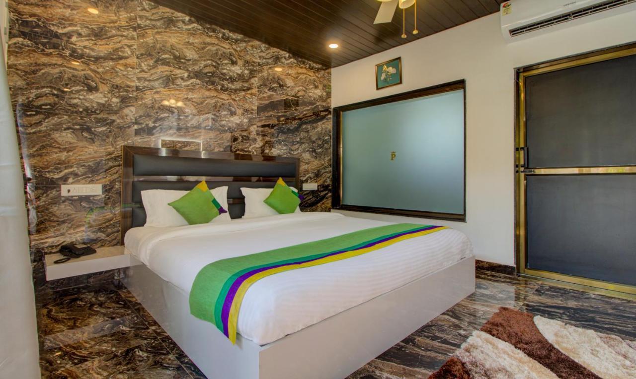 Treebo Code Red Hotel Morjim Kültér fotó